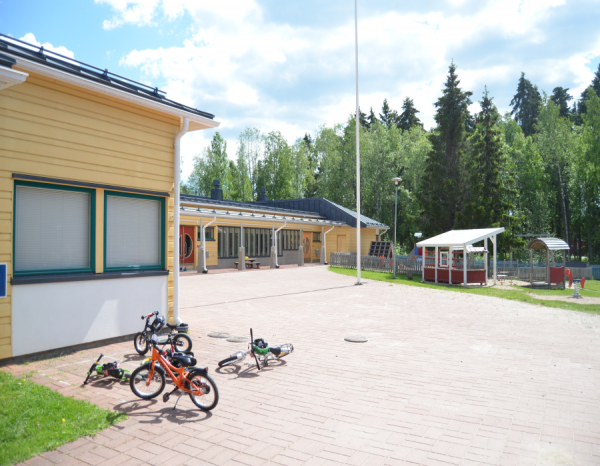 Knattebo Daghem. Cyklar och lekpark.